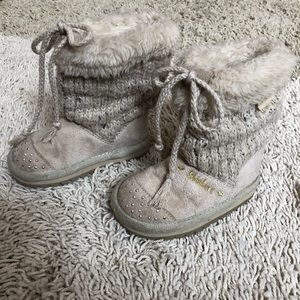 Toddler girls Skecher boots. Size 6. Good used condition.